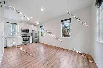 Building Photo - Modern Three-Story Townhouse in Hosford-Ab...