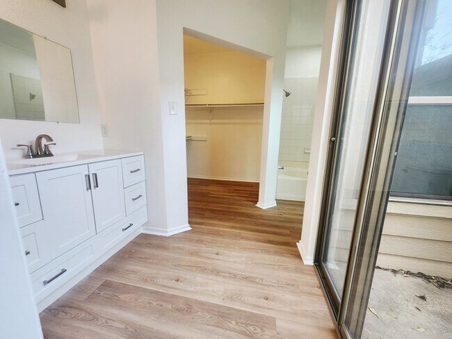 Building Photo - 3/2/2 Fresh Remodel