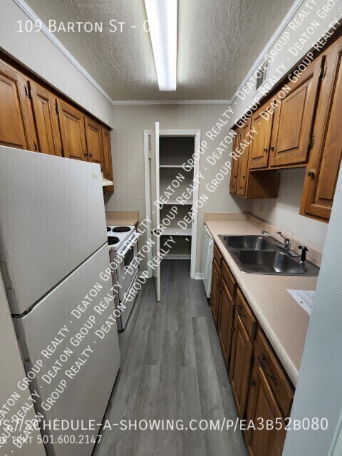 Building Photo - 109 Barton St