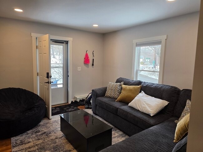 Building Photo - 1081 Main St