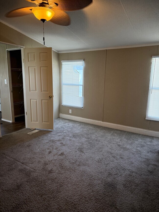 Building Photo - 204 E 1st St