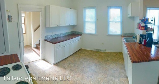 Building Photo - 8 br, 2 bath Apartment - 1129/31 Bowen Ct.