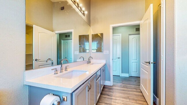 Building Photo - 3 Bedroom 1 3/4 bath condo ready for move in located in wonderful Mountains Edge .