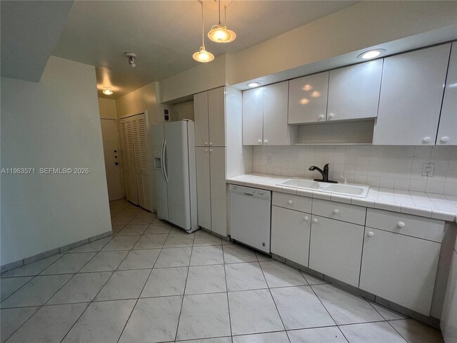 Building Photo - 5825 Collins Ave