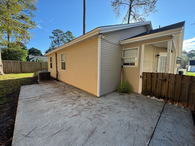 Building Photo - 3/2  fenced in yard!