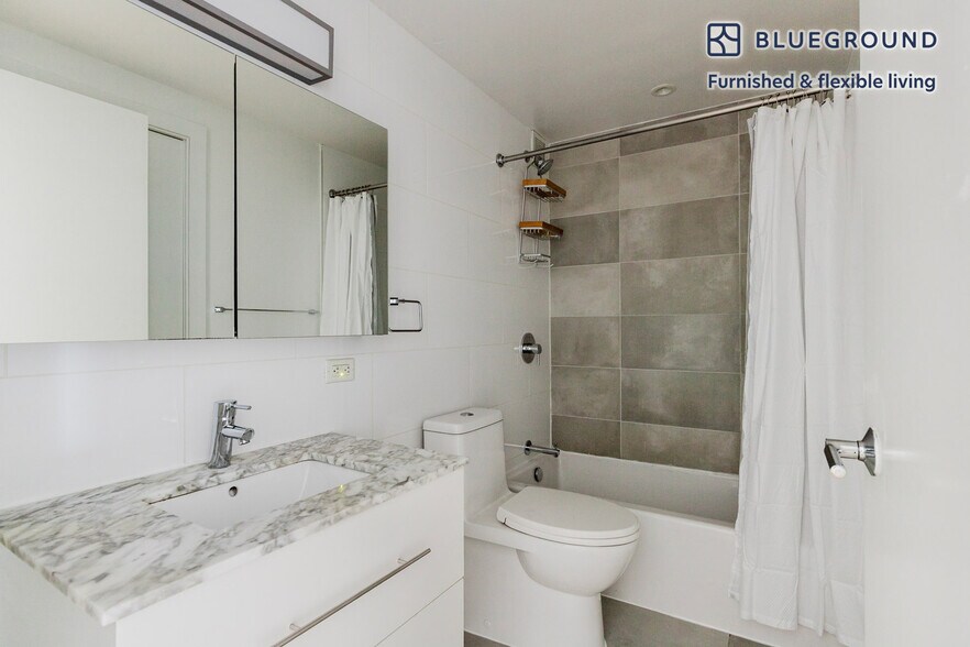 Building Photo - 230 E 44th St