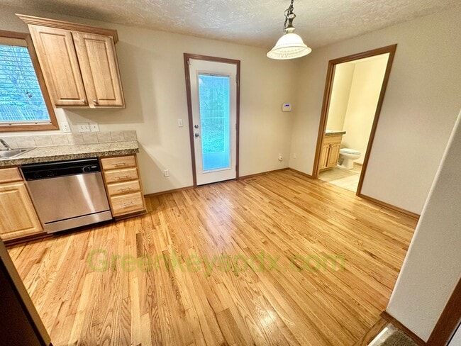 Building Photo - 100$ OFF FIRST MONTHS RENT IF A LEASE IS SIGNED BY 3/17