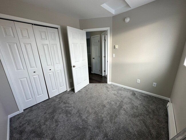 Building Photo - 3 Bedroom Townhome!