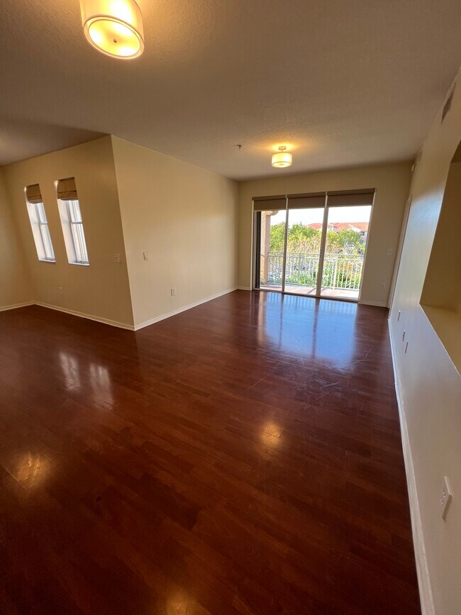 Large Living area - 6360 NW 114th Ave