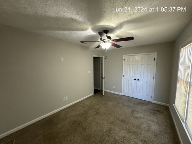 Building Photo - 5032 Shimmer Dr