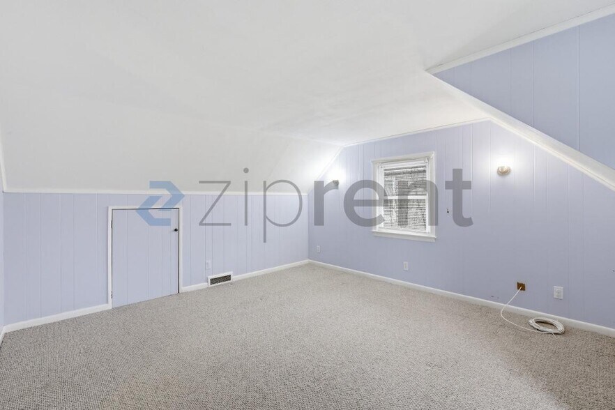 Building Photo - 18 St James St