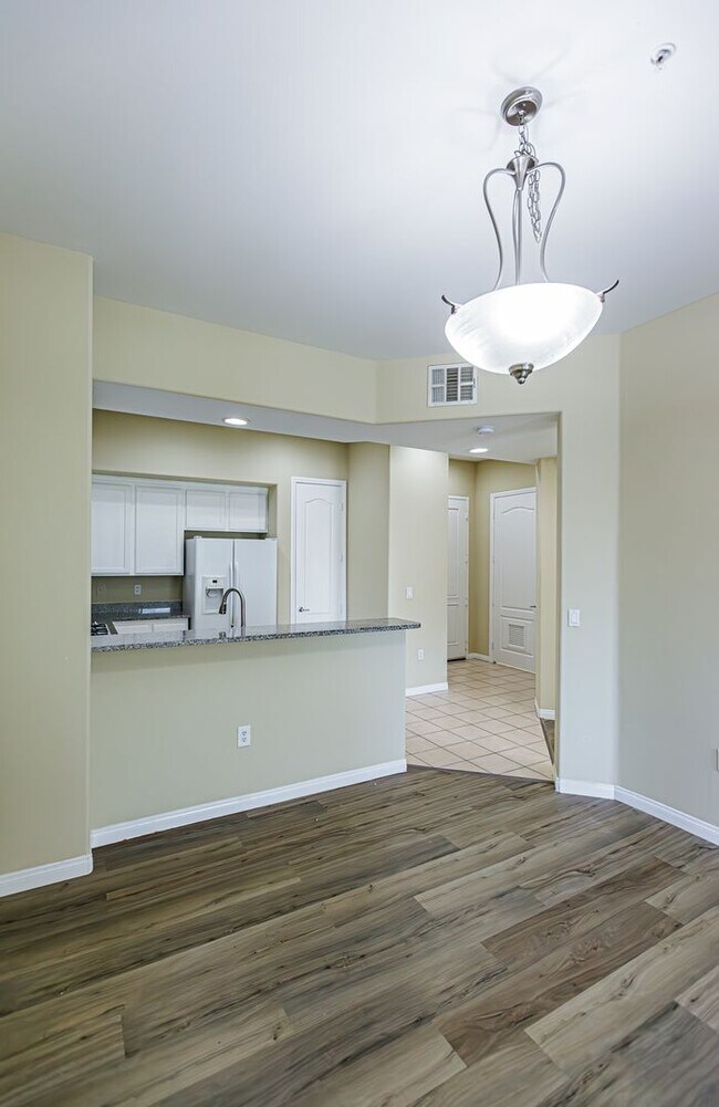 Building Photo - Top Floor 2 Bedroom Condo Located in Manha...