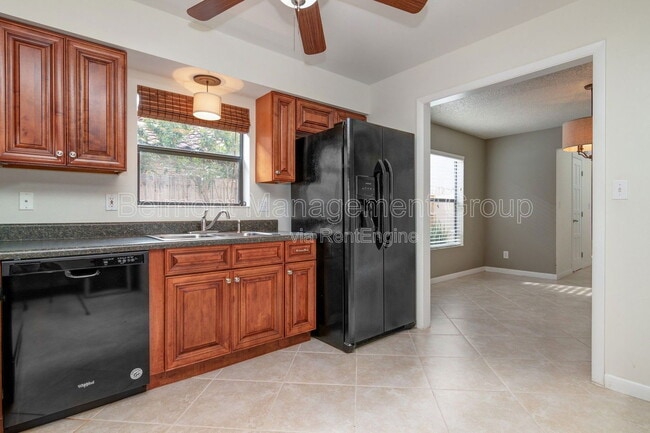 Building Photo - 1049 Aragon Ave