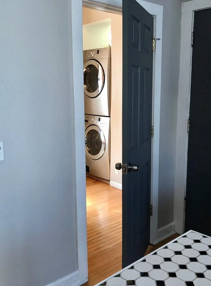 Building Photo - 1368 W Evergreen Ave