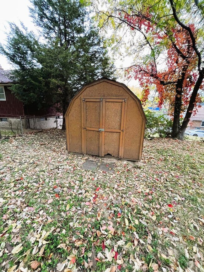 Building Photo - Darling 2 bedroom Bungalow