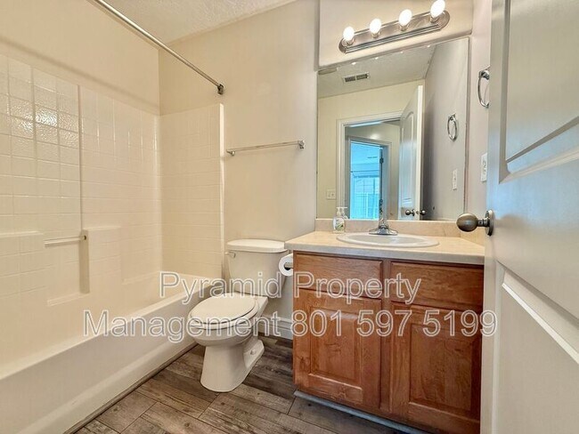 Building Photo - 6935 Traveler Ln