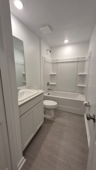 Building Photo - 6220 Botticella Blvd