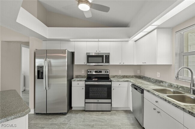 Building Photo - 3919 SW 14th Ave