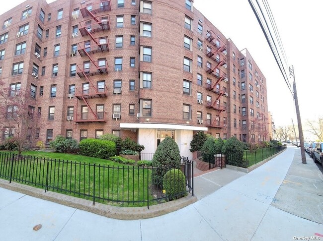 Building Photo - 141-60 84th Rd