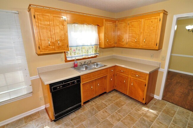 Building Photo - Sweet 3 bed 2.5 ba.  1 car garage in St B