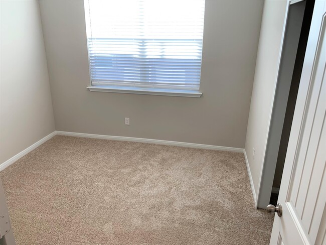 Building Photo - 141 Frostweed Dr