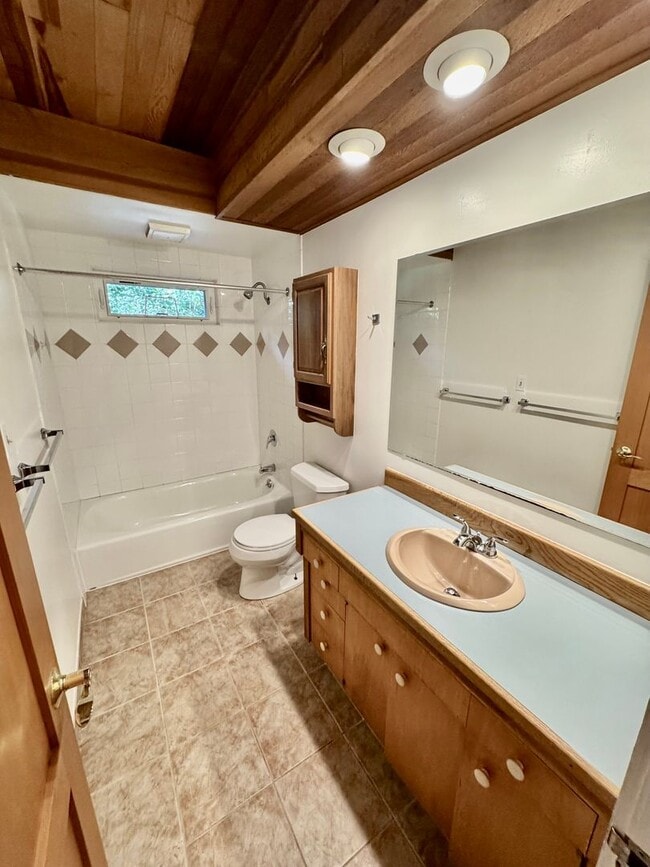 Building Photo - Mid-Century Gem near Meadowbrook Park!