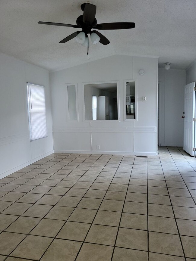 Building Photo - Ready to Move in!