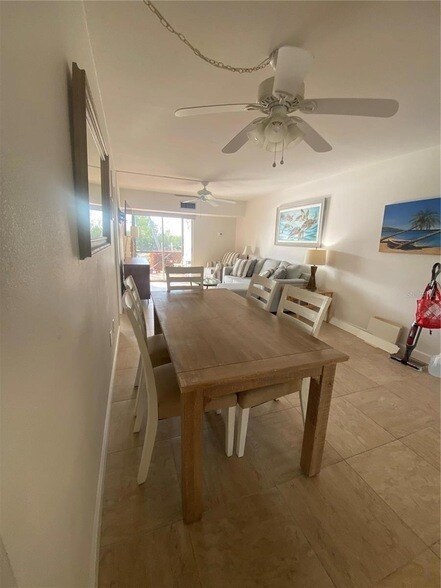 Building Photo - 9200 Midnight Pass Rd