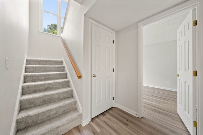 Building Photo - Beautiful Renovated Townhouse in Popular Raleigh Golf Course Community!