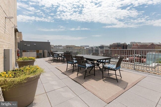 Building Photo - An efficiency apartment located on the 7th...