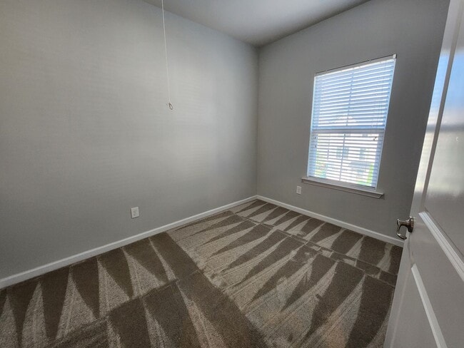 Building Photo - 4 Bedroom Cary Townhome! Great Location, N...
