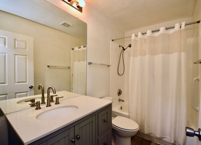 Building Photo - Charming 2 Bedroom, 2 Bath Condo in a Prim...