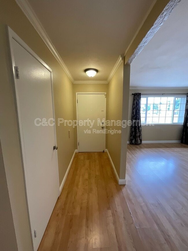 Building Photo - 3872 Tiverton Dr