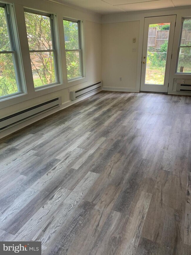 Building Photo - 5203 Saratoga Ave