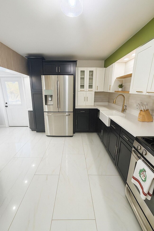 Building Photo - 996 Palisade Ave