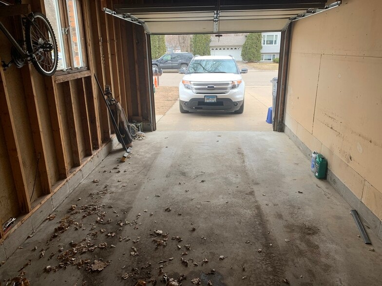 Garage - 1008 Hackberry Dr