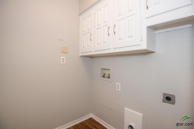 Building Photo - 5917 Hollytree Dr