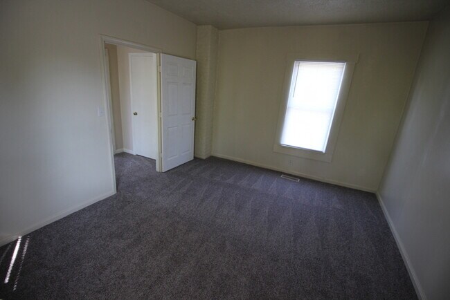 Building Photo - 3 Bedroom unit