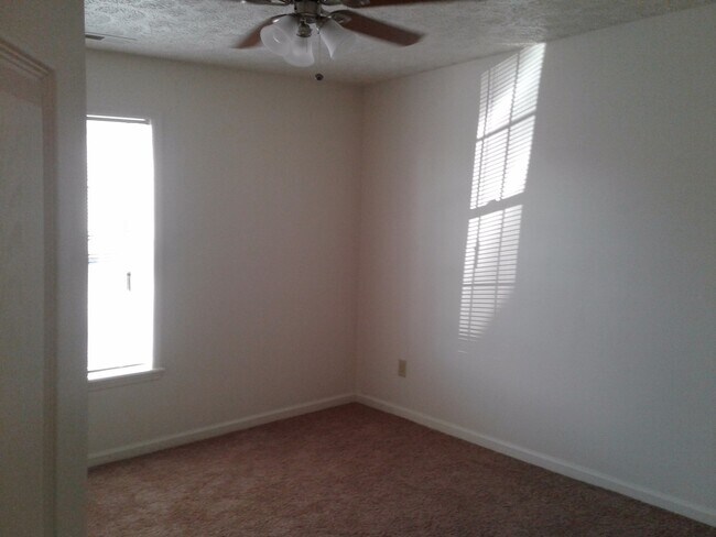 Building Photo - 2 Bedroom, 1 bath apartment - Downstairs Unit