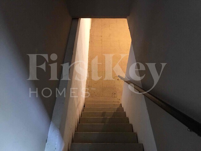 Building Photo - 1983 Greenheath Dr