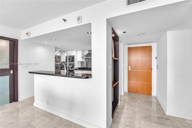 Building Photo - 400 South Pointe Dr