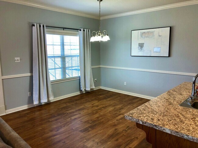 Building Photo - 3BR/3BA House Near Campus
