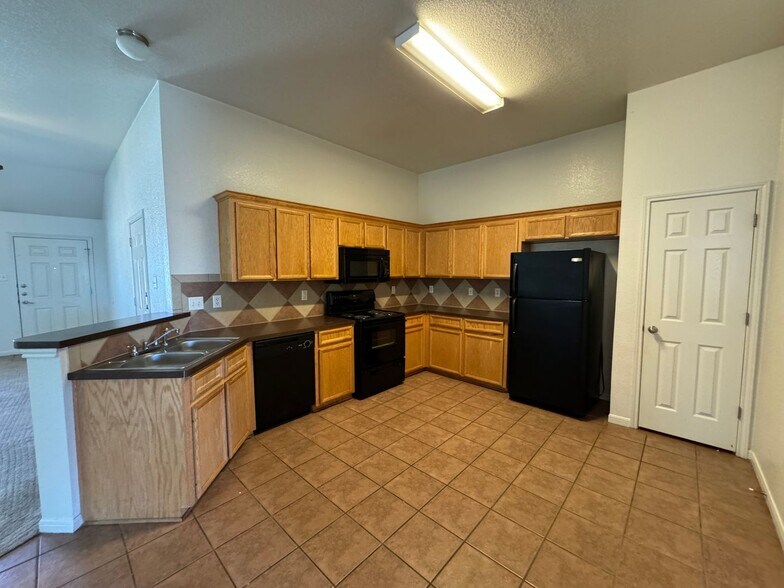 Building Photo - 1204 Cinch Dr