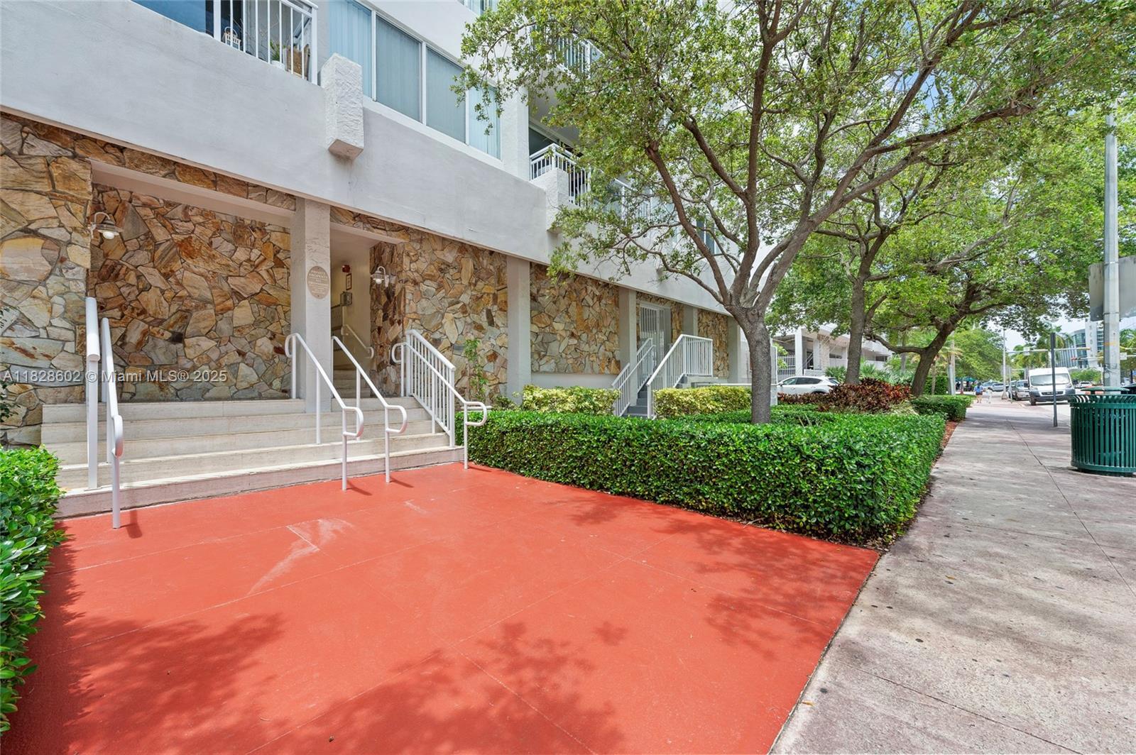 Building Photo - 1345 Lincoln Rd