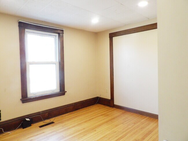 Building Photo - 3 Bedrooms | 2 Bathrooms Near UofM