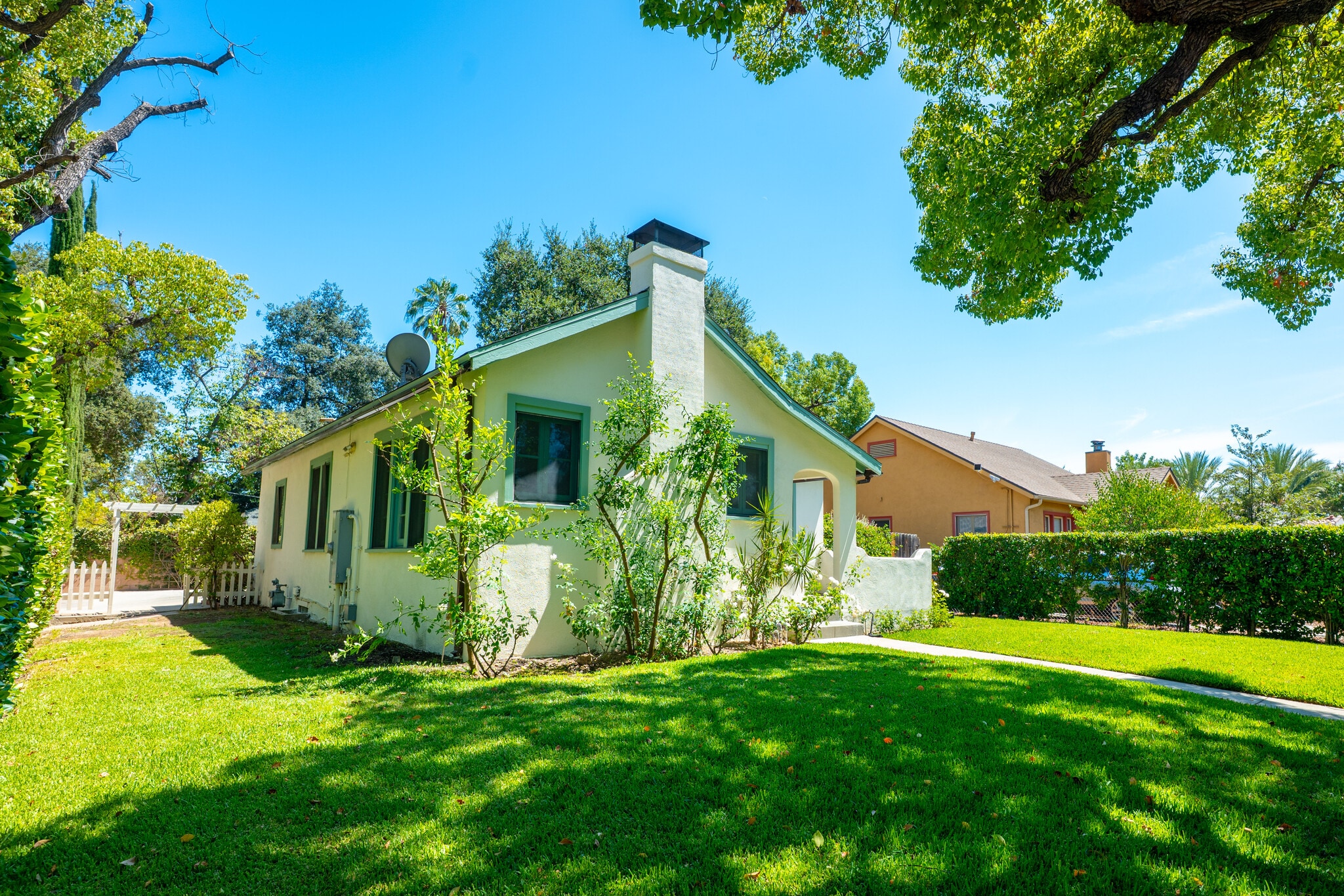 Building Photo - 1726 N Los Robles Ave
