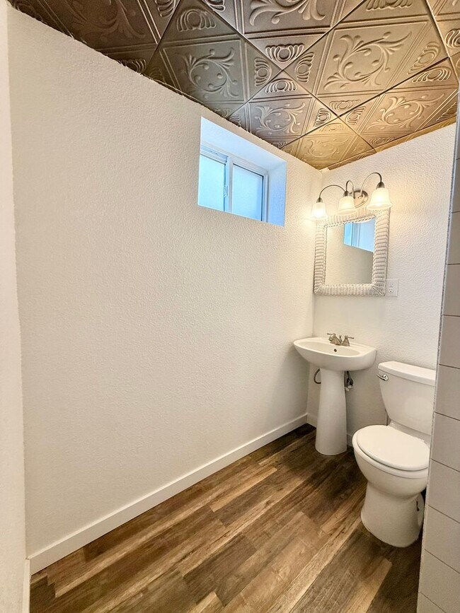 Building Photo - Renovated home on Yosemite for rent!