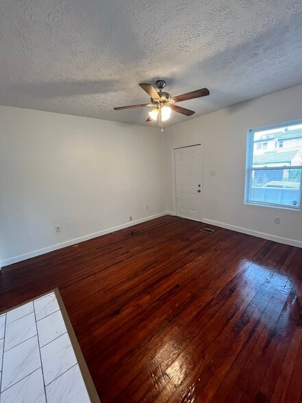 Building Photo - 565 E Deshler Ave