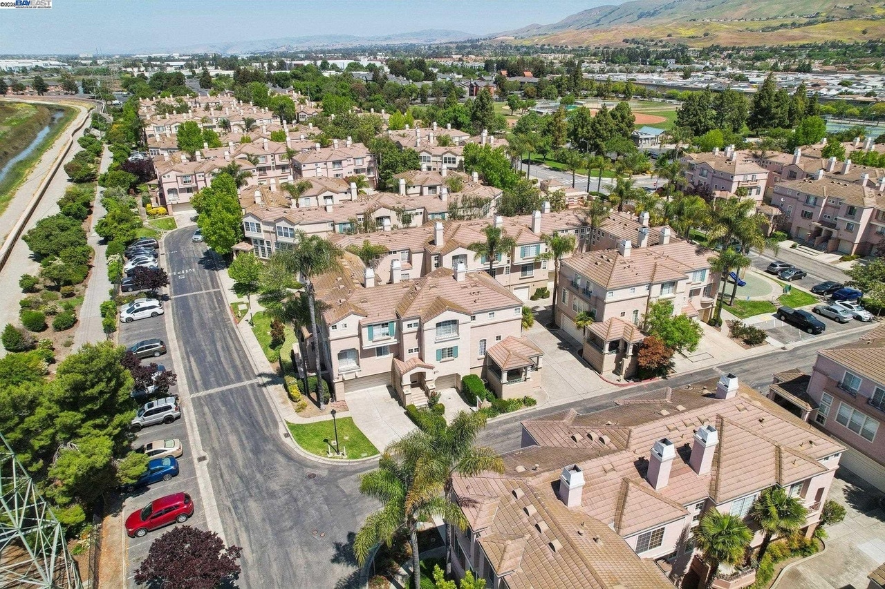 Building Photo - 385 Montecito Way