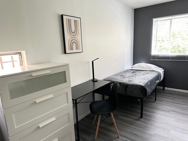 Building Photo - 832 Hilgard Ave